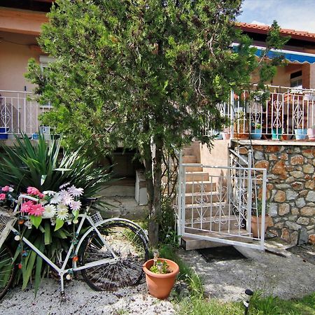 Countryside Cottage With Garden & Lake View Peraia  Exterior photo